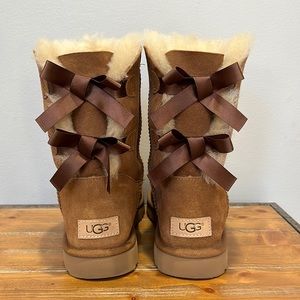 Women’s UGG Bailey Bow II - Chestnut (great condition)